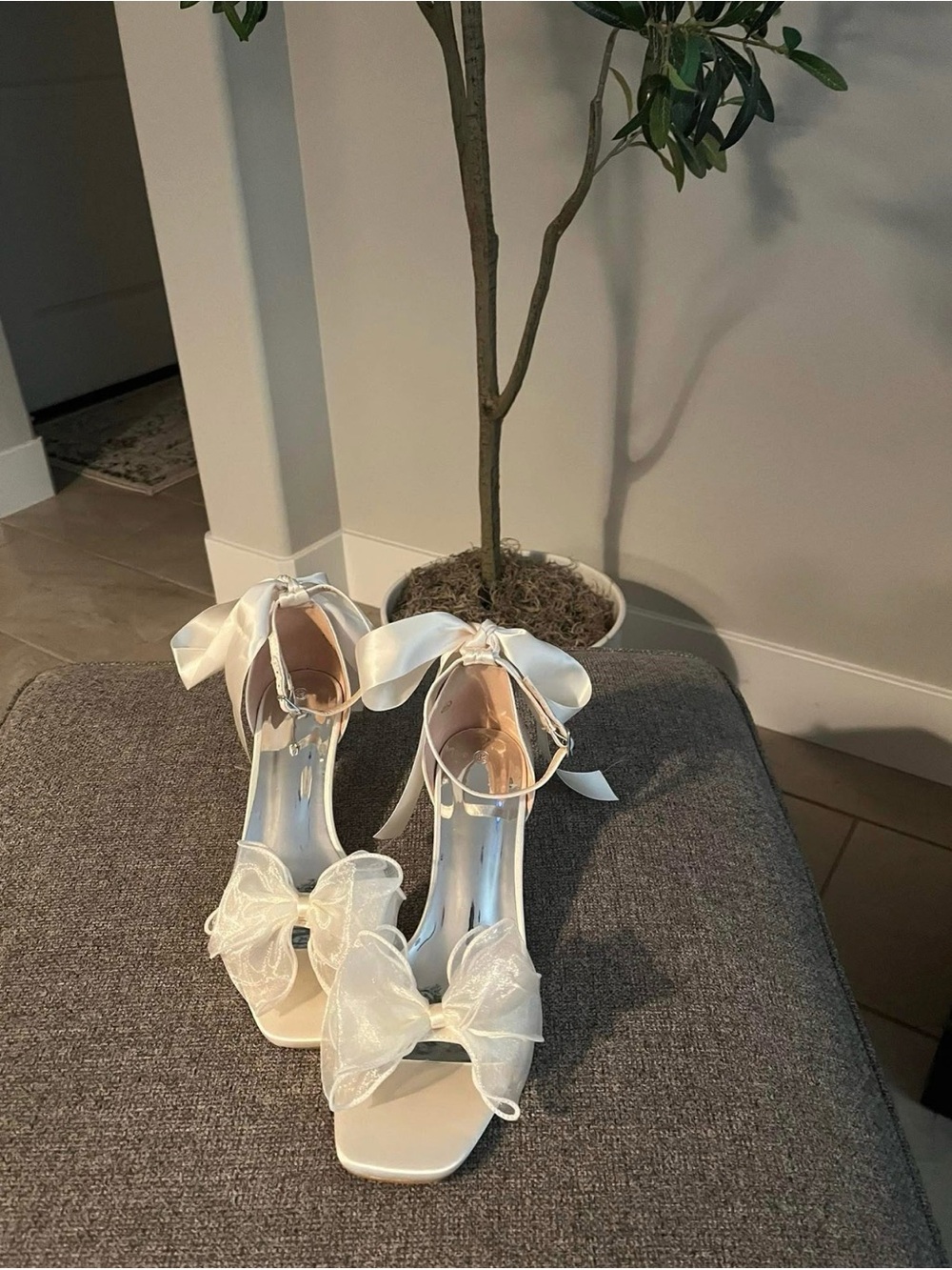 Elegant Off-White Bow-Accent Women’s Heels